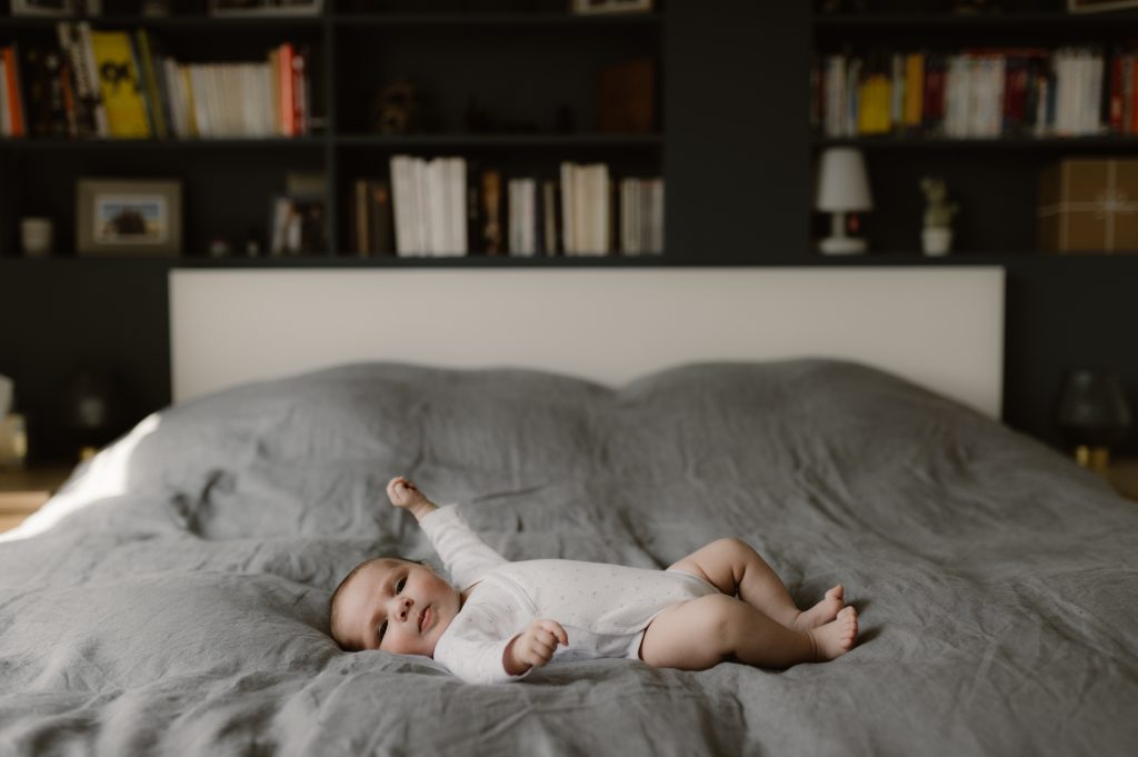 Bébé étendu sur le lit de ses parents