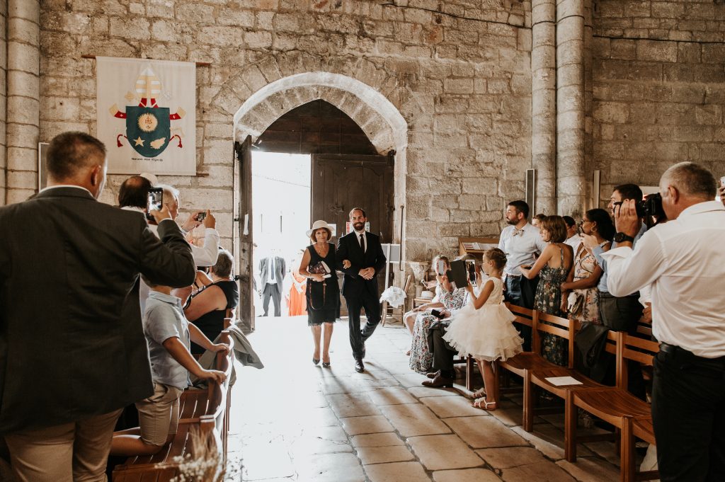 Entrée du marié au bras de sa mère