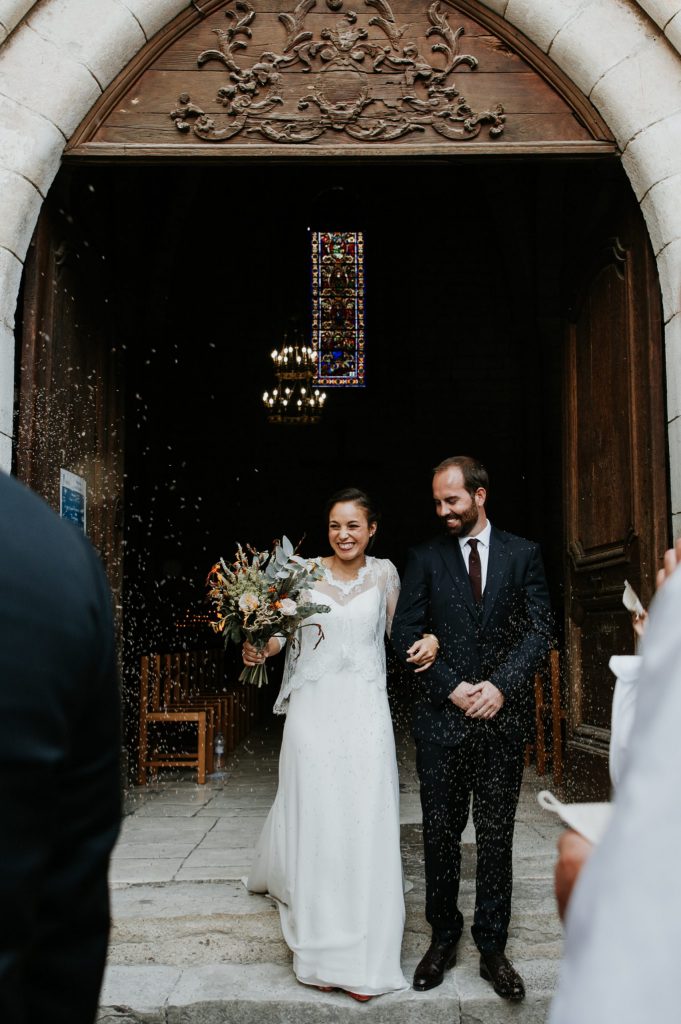 Les mariés sous les grains de riz