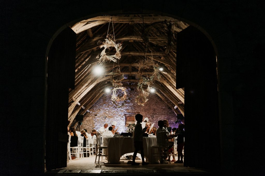 La salle du mariage champêtre à la nuit tombée