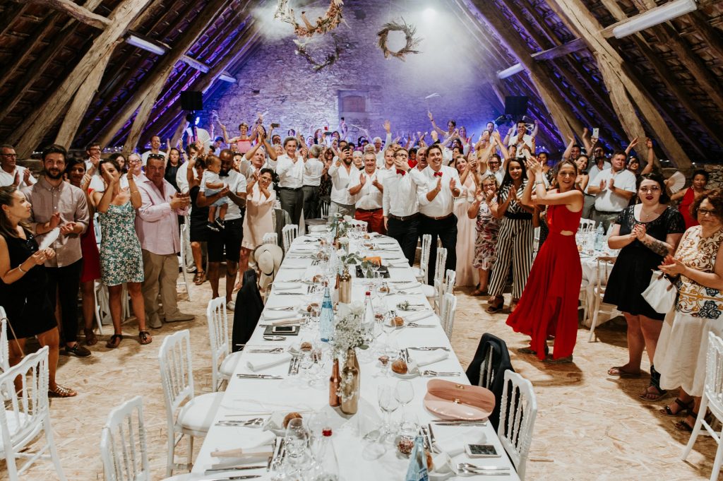 Photo des invités dans la salle du mariage champêtre