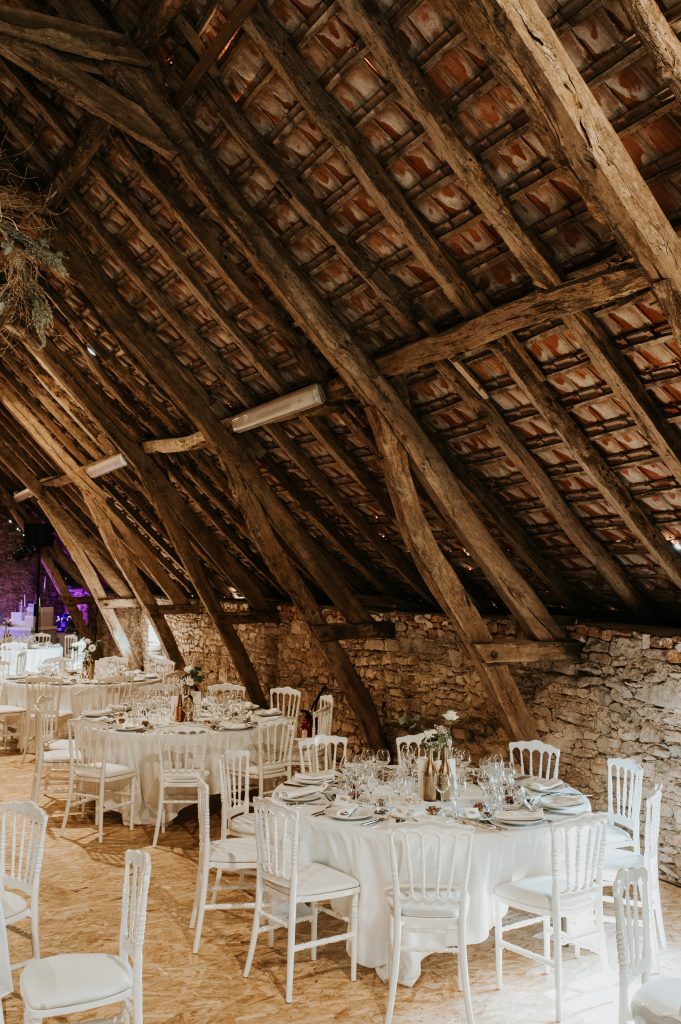 La grange du mariage avec les tables dressées