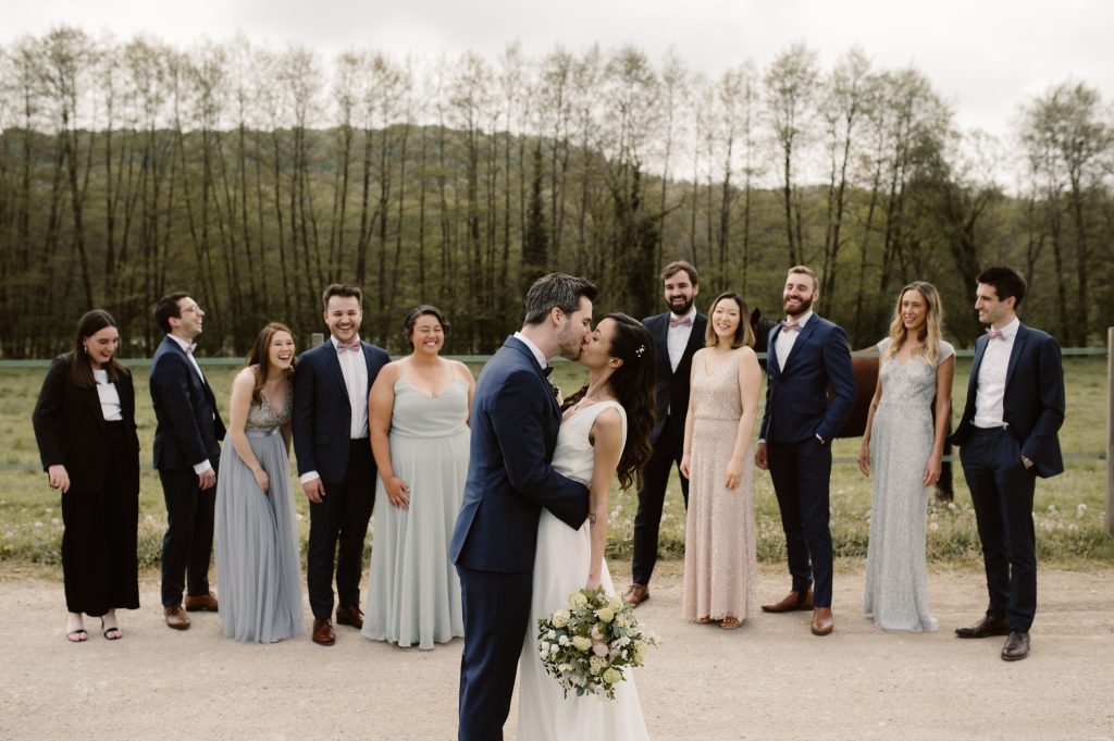 Photo des mariés devant leurs amis