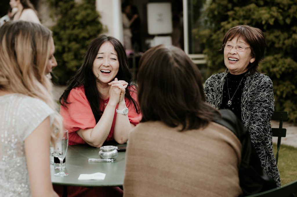 Sourires pendant le vin d'honneur