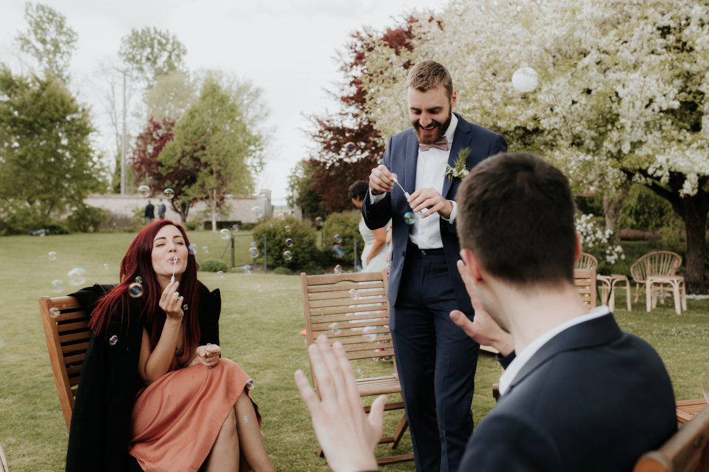 Les invités font des bulles