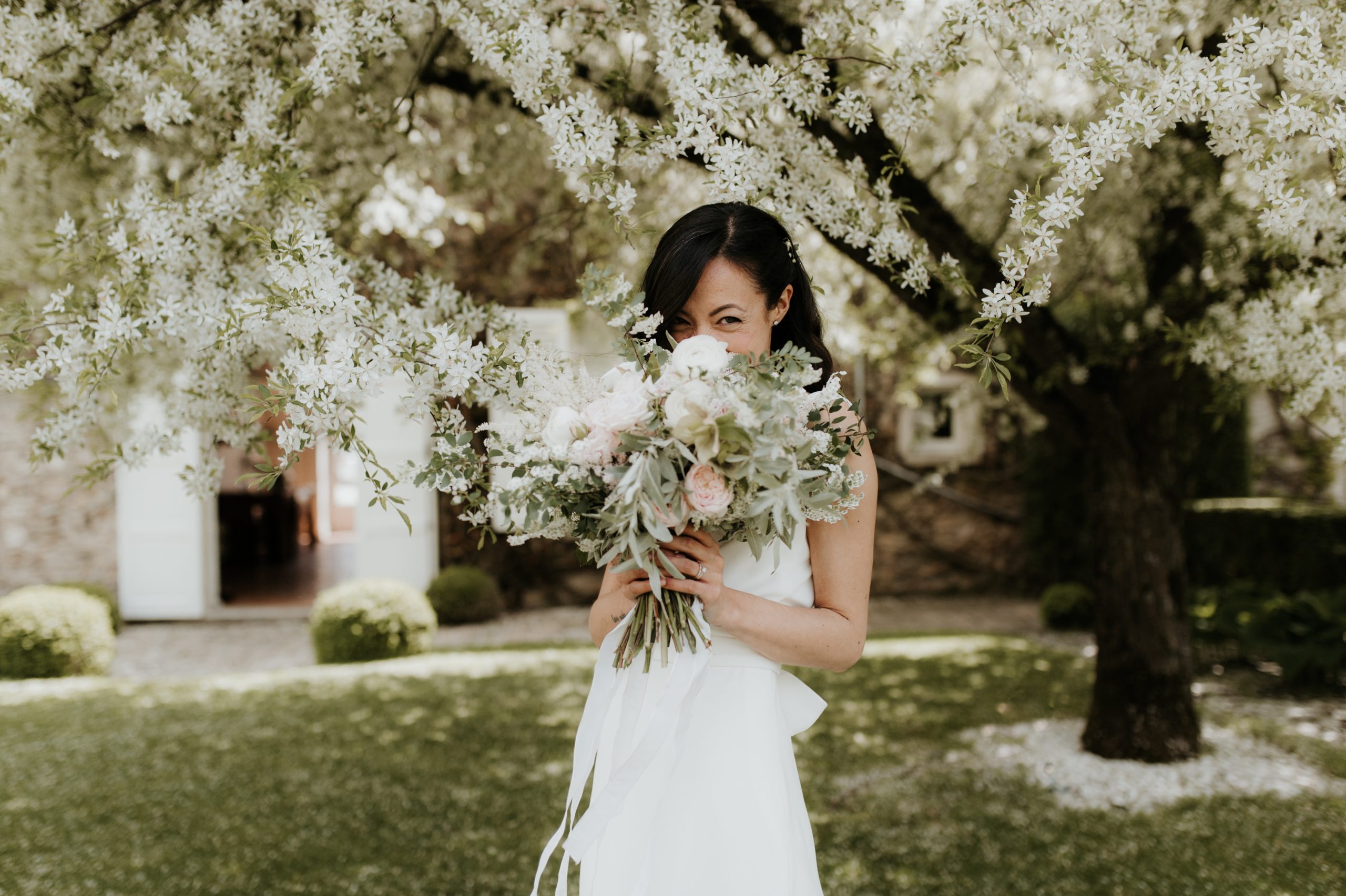 Mariée cachée derrière son bouquet